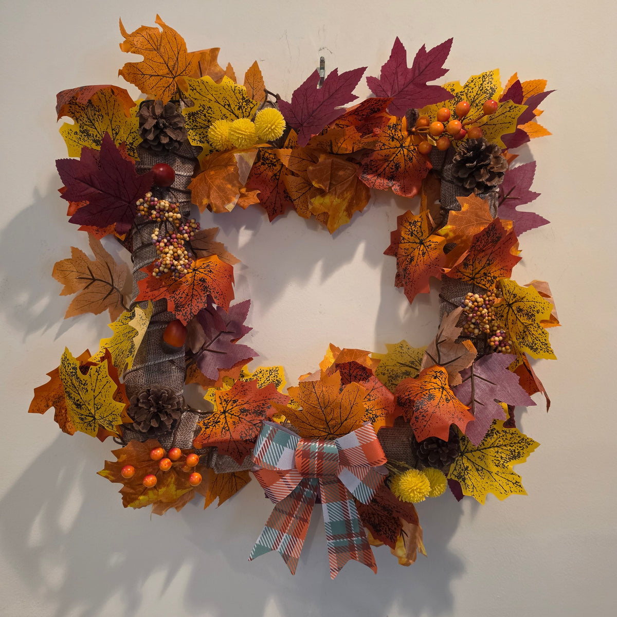 GRFD-124 Handmade Rustic Square Autumn Maple Leaf Wreath with Burlap & Pinecones (slimline)